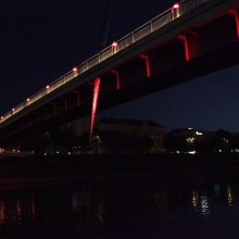 Vilnius sveikina Sakartvelą: tiltai ir Trys kryžiai nušvito raudonai