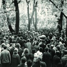 R. Kalantos žūties vietoje susirinkę antisovietinės manifestacijos dalyviai. Kaunas, 1972 m. gegužės 18 d. 