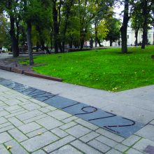 2002 m. R. Kalantos žūties vietoje atidengtas paminklas „Aukos laukas“ ir įrašas grindinyje: „Romas Kalanta 1972“ <span style=color:red;>(skulpt. R. Antinis, arch. S. Juškys)</span>. Kaunas, 2013 m.