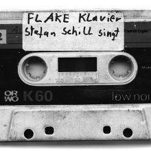 VDR pogrindyje platintos kasetės su įrašais dainų, nuo kurių savo karjerą pradėjo Christianas „Flake“ Lorenzas – grupės „Ramstein“ klavišininkas.