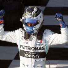 Aplenkė čempioną: pirmąsias naujo sezono F-1 lenktynes laimėjo suomis