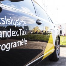 Partneriai su rusų kapitalo „Yandex. Taxi“ sutarčių nutraukti neskuba