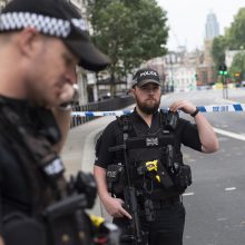 Išpuolį Londone įvykdžiusiam vyrui pareikšti kaltinimai pasikėsinimu nužudyti