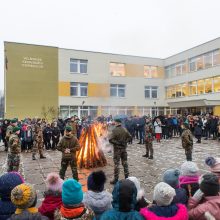 Senvagės gimnazijos ir Vilniaus licėjaus moksleiviai pagerbė Sausio 13-osios aukas mokyklos languose uždegę žvakutes, o kieme užkūrę atminimo laužą.