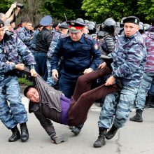 Neramumai Kazachstane: per protestus sulaikyti šimtai žmonių