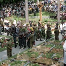 Medininkų žudynių aukų artimieji gedi žuvusiųjų, pasigenda teisingumo