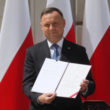 Lenkijos prezidentas A. Duda siūlo į Konstituciją įtraukti draudimą tos pačios lyties asmenų poroms įsivaikinti