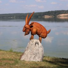 Skulptūros ant vandens ragina prisiminti Kauno marių užlietų kaimų istorijas