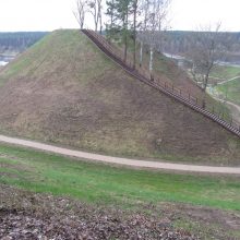 Baigtas tvarkyti Merkinės piliakalnis – atsiveria viena gražiausių panoramų Lietuvoje