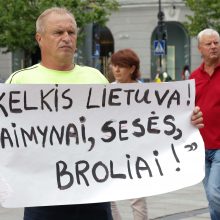 Prie Vyriausybės protestas prieš migrantus Dieveniškėse: pas mus gaisras, padėkite jį nugesinti