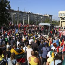 Mitinguotojai užtvėrė išėjimus iš Seimo, neišleidžia politikų