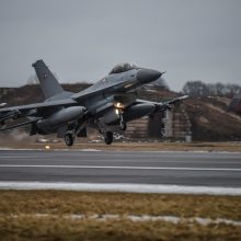 Pastiprinimas: danų naikintuvai prisideda prie NATO oro policijos misijos