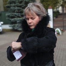 Vilniuje – pilietinė akcija prie Rusijos ambasados: moteris suplėšė savo rusišką pasą