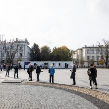 Lukiškių aikštėje – rinkėjų eilės: tenka laukti ir ne vieną valandą