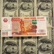 Rusija iki rugsėjo uždraudžia prekybą užsienio valiuta: rubliui – visiškas krachas