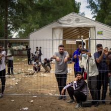 Migrantai Rūdninkuose nerimsta: su mumis elgiasi kaip su gyvuliais