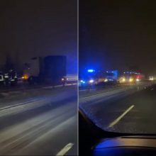 Kauno rajone į griovį nuslydo vilkikas: vairuotojas – girtas