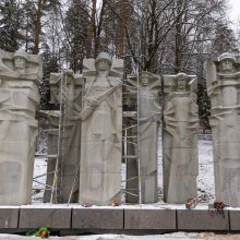 Antakalnio kapinėse nukeltos sovietinės skulptūros – Grūto parkui