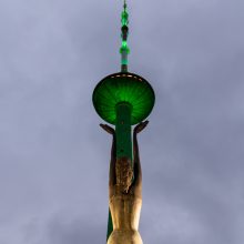 Šventinėmis spalvomis nušvito Vilniaus televizijos bokštas