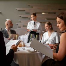 Kodėl restorane sumokame ir už blogą aptarnavimą?