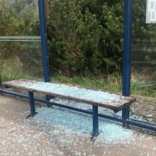 Klemiškės autobusų stotelėje – išdaužtas stiklas: dar vienas paauglių vandalizmo atvejis?