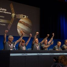 „Juno“ siunčiamų signalų klausosi 79-erių NASA darbuotoja