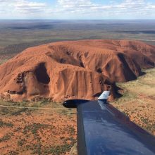 Australijoje išgelbėti garsiosios Uluru uolos plyšyje įstrigę trys vyrai
