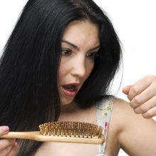 Slenkantys plaukai – ligų, streso ar prastų įpročių rodiklis
