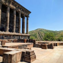 Sakralu: Garni šventykla, pastatyta saulės dievo Mitro garbei, stūkso apie 28 km už sostinės, Azato slėnyje, prie Garni miestelio.