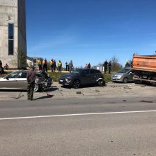 Vilniuje sunkvežimis sutraiškė stovėjusius automobilius