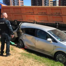 Vilniuje sunkvežimis sutraiškė stovėjusius automobilius