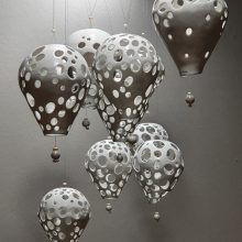 Subtiliai: Ilonos kompozicija karšto oro balionų tema „Tyloje“, porcelianas, glazūra, upiniai perlai.