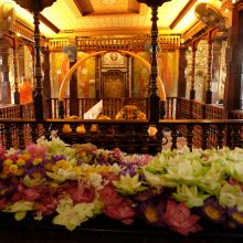 Paslėpta: Budos danties relikvija jau daugybę metų saugoma Kandyje už šių auksu tviskančių durų. Triskart per dieną vienuoliai atlieka specialią jos pagerbimo ceremoniją.