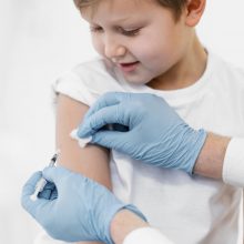 JAV ekspertų grupė rekomendavo vakcinas nuo COVID-19 mažiausiems vaikams