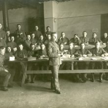 Mokiniai: karių pamoka Lietuvos kariuomenės arklių depe. Kaunas, apie 1920–1922 m