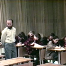 Pedagogas: R. Požerskis dėsto studentams fotografiją 1994 m.