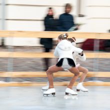 Rotušės aikštėje ledą išbandė pirmieji čiuožėjai