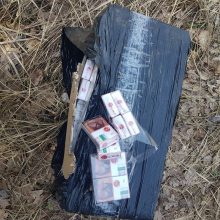 Pasieniečiai prie geležinkelio bėgių Šalčininkų rajone rado 42 tūkst. pakelių cigarečių