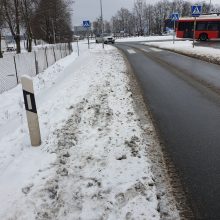 Šaligatvių neturinčiose gyvenvietėse pėstieji tampa sniego įkaitais