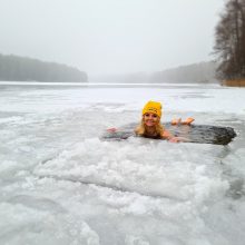 Pasienietės dienotvarkėje – naujas užsiėmimas: prieš tarnybą maudosi lediniame vandenyje