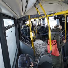 Keleiviai gūžčioja pečiais: sniego autobuso viduje – kaip lauke