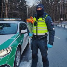 Moters dieną – pareigūnų dėmesys Kauno vairuotojoms: stabdė ne bausti, o dovanoti šypsenas