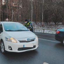 Moters dieną – pareigūnų dėmesys Kauno vairuotojoms: stabdė ne bausti, o dovanoti šypsenas