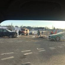 Avarija Minsko plente: po smūgio vienas automobilis nulėkė į griovį, nukentėjo trys žmonės