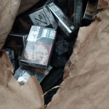 Rusiškos medžio anglies krovinyje muitininkai aptiko 15 tūkst. pakelių cigarečių