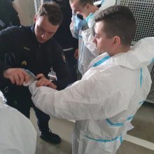 COVID-19 pakeitė ir ugniagesių įprastą darbą: į pagalbą – su apsauginiais kostiumais