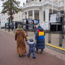 Aikštėje prie Krašto apsaugos ministerijos  –  karinės fotografijos paroda