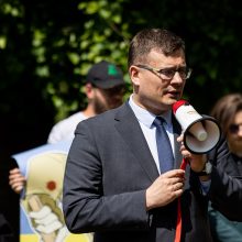 Beveik pusšimtis žmonių prie Rusijos ambasados protestavo prieš ukrainiečių vaikų grobimą