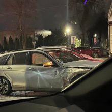 Kalniečių gatvėje – dviejų automobilių avarija: po smūgio kliudytas ir kelio ženklas