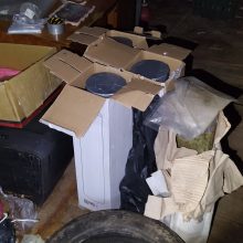Muitininkai sostinės garaže rado apie tris kilogramus kanapių: įtariamasis sulaikytas